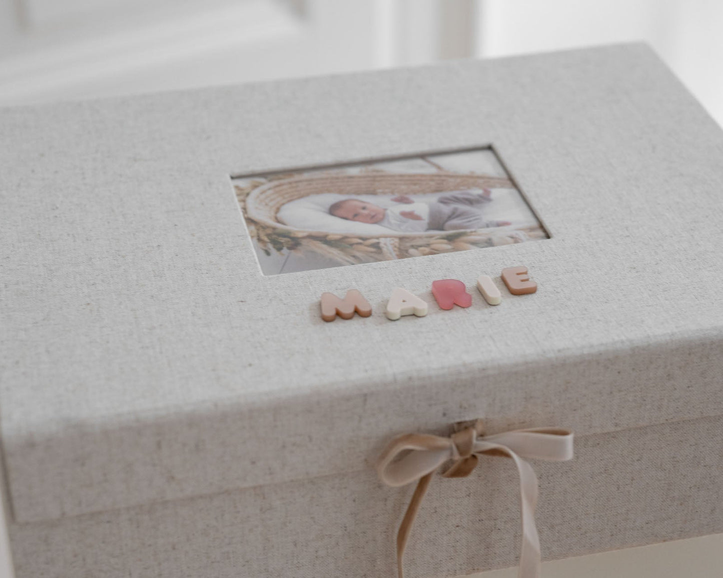Personalisierte Erinnerungsbox - XL Baby Erinnerungsbox aus Leinen - BUCHSTABENZAUBER