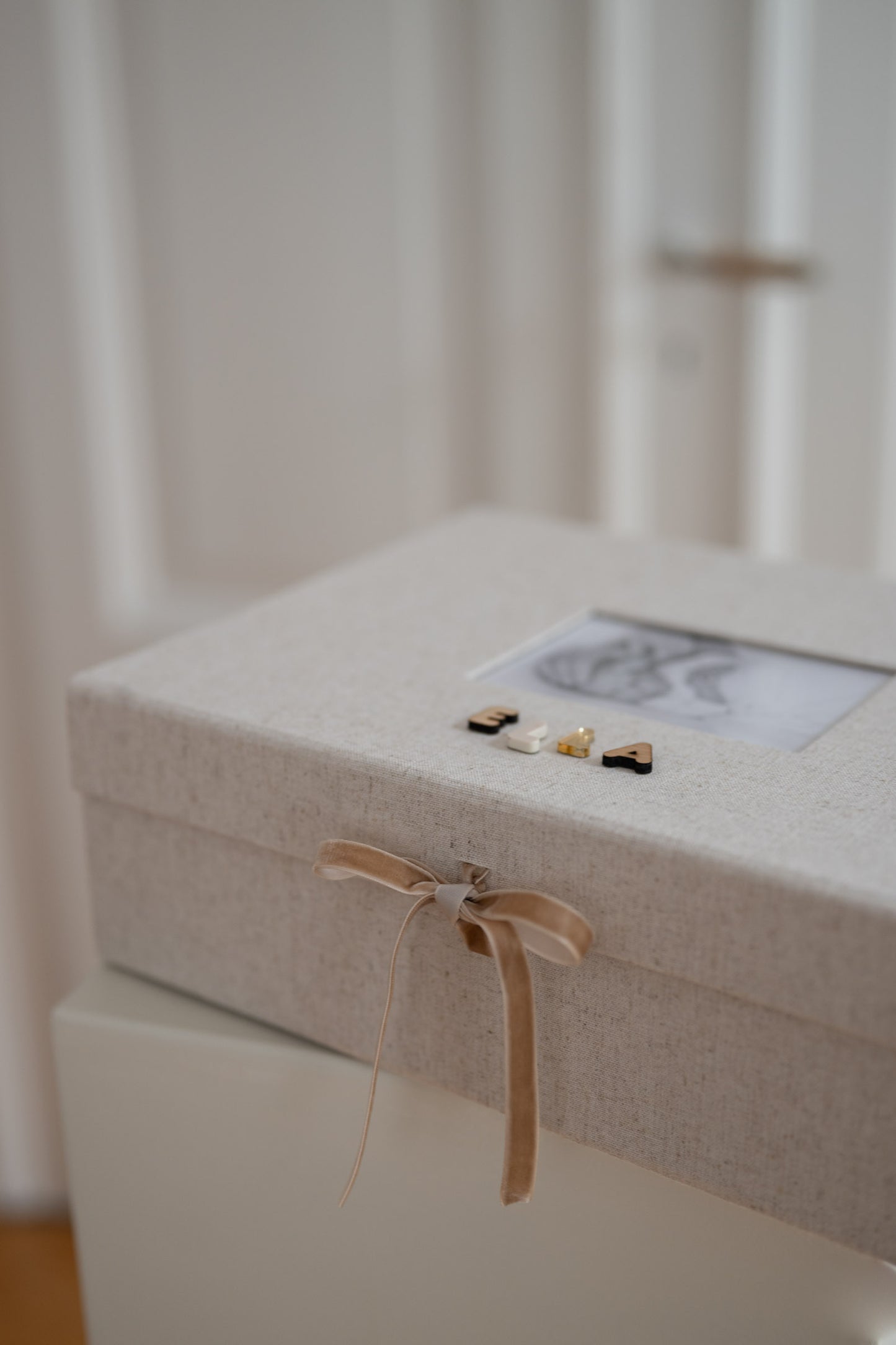 Personalisierte Erinnerungsbox - XL Baby Erinnerungsbox aus Leinen - BUCHSTABENZAUBER