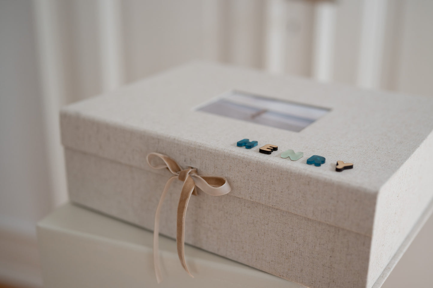 Personalisierte Erinnerungsbox - XL Baby Erinnerungsbox aus Leinen - BUCHSTABENZAUBER