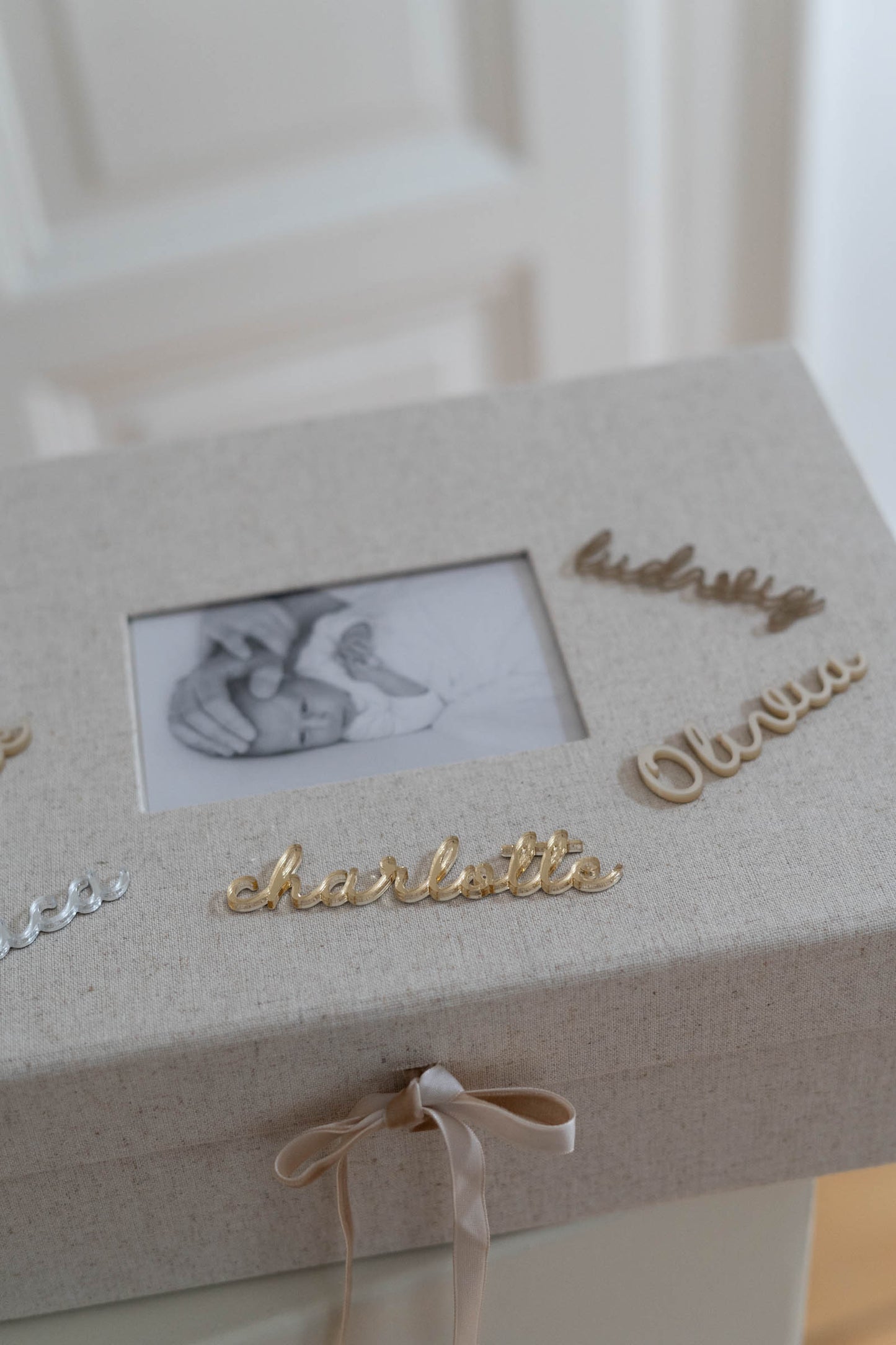 Personalisierte Erinnerungsbox - XL Baby Erinnerungsbox aus Leinen - KALLIGRAPHIE