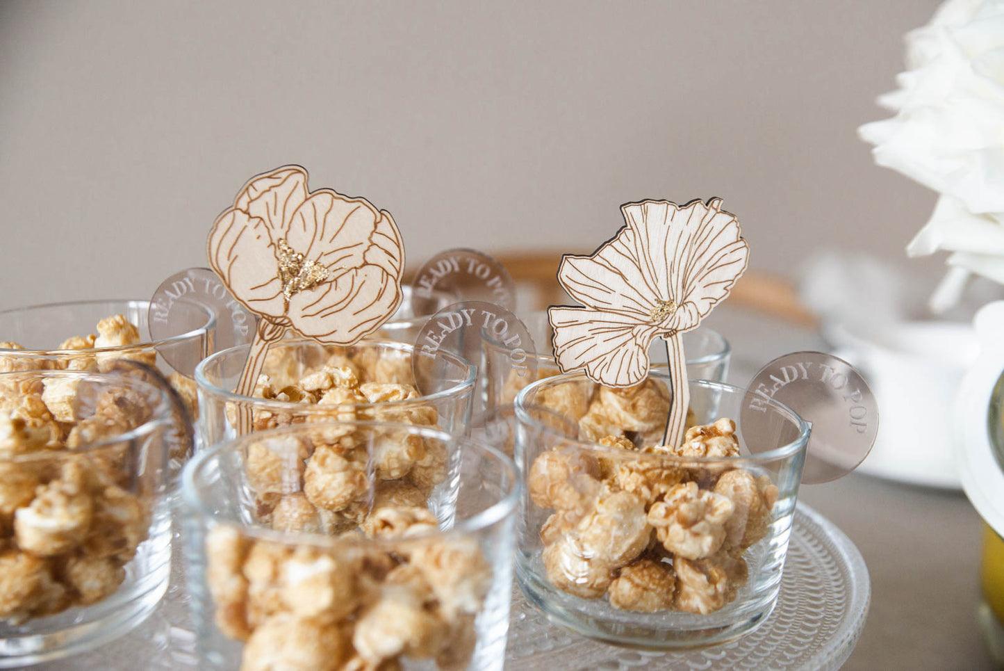 Babyparty Buffet Details - popcorn in kleinen Schälchen mit einem Anhänger und der Aufschrift Ready to Pop