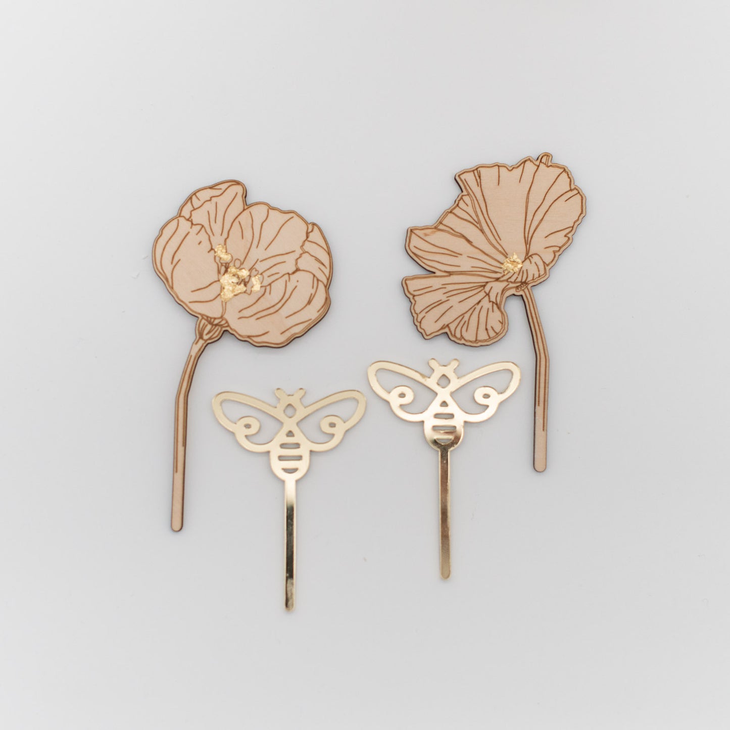 Set aus 4 Caketoppern, 2 Holzblumen mit Blattgoldverzierung und 2 goldene Bienen