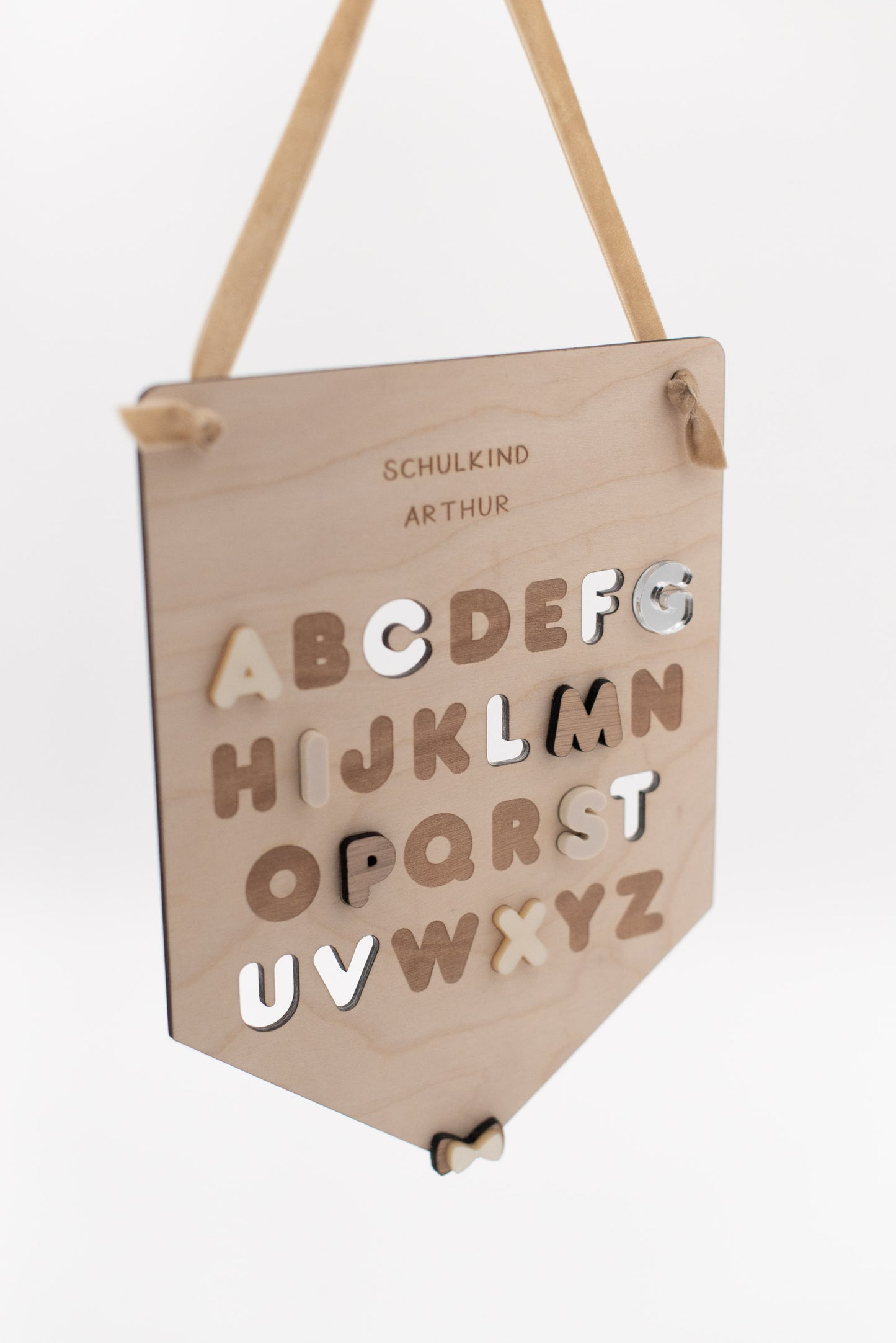 ABC-Wimpel mit plastischen Buchstaben als Deko schwebend an Samtband, teilweise silber