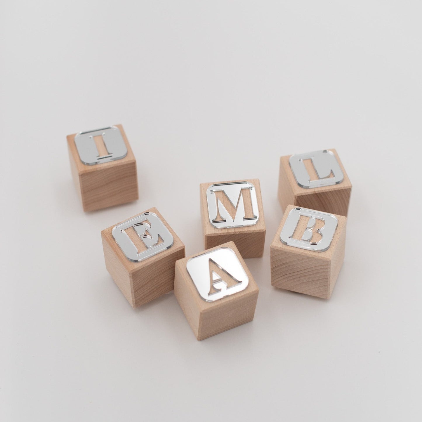 Deko Holzwürfel aus Buche mit silbernen Buchstaben