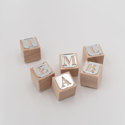 Deko Holzwürfel aus Buche mit silbernen Buchstaben