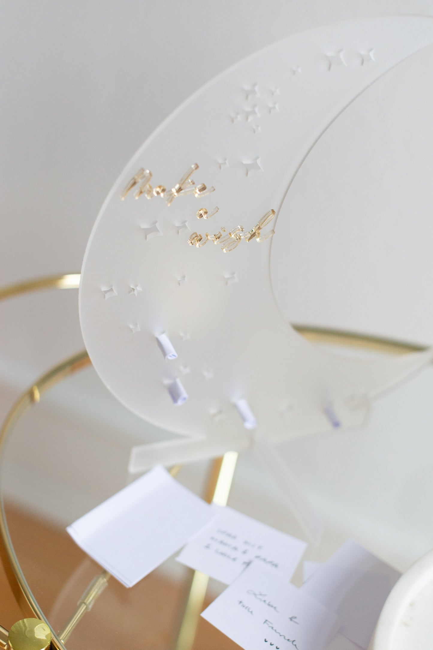 Babyparty Spiele Idee Mond aus Acrylglas, in den die Gäste ihre Wünsche stecken können