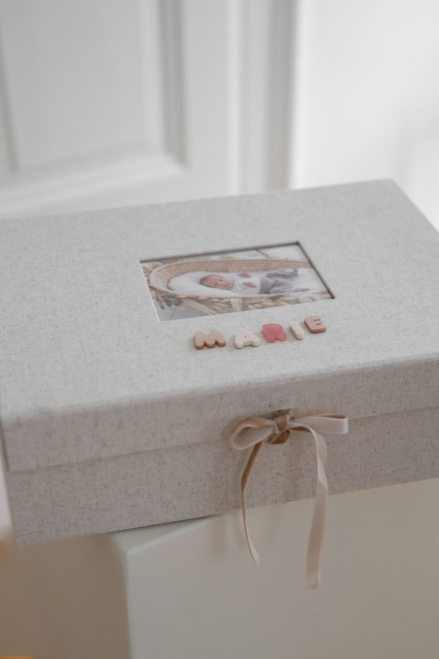 Personalisierte Erinnerungsbox - XL Baby Erinnerungsbox aus Leinen - BUCHSTABENZAUBER