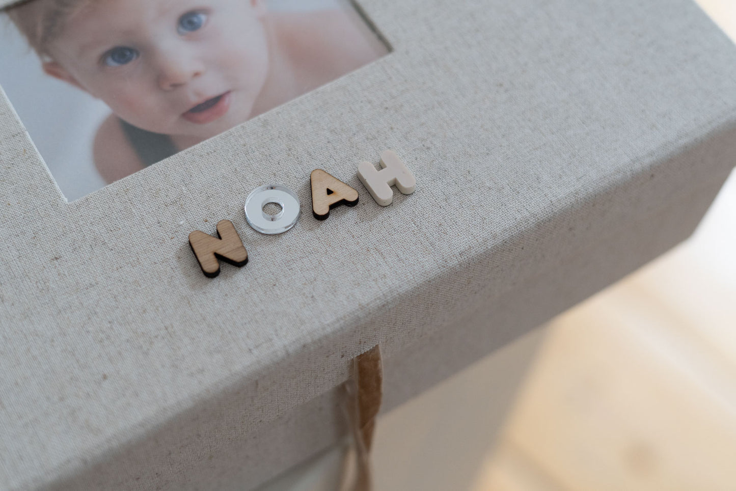 Personalisierte Erinnerungsbox - XL Baby Erinnerungsbox aus Leinen - BUCHSTABENZAUBER