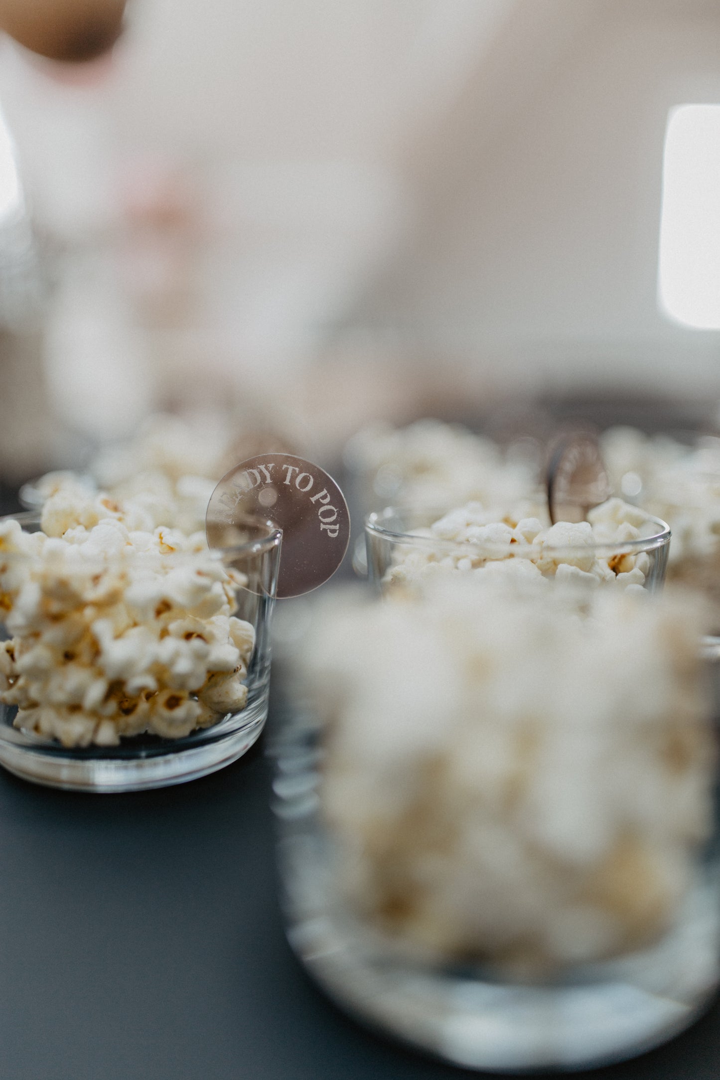 Gläser gefüllt mit Popcorn mit Anhänger Ready to Pop für Babyparty