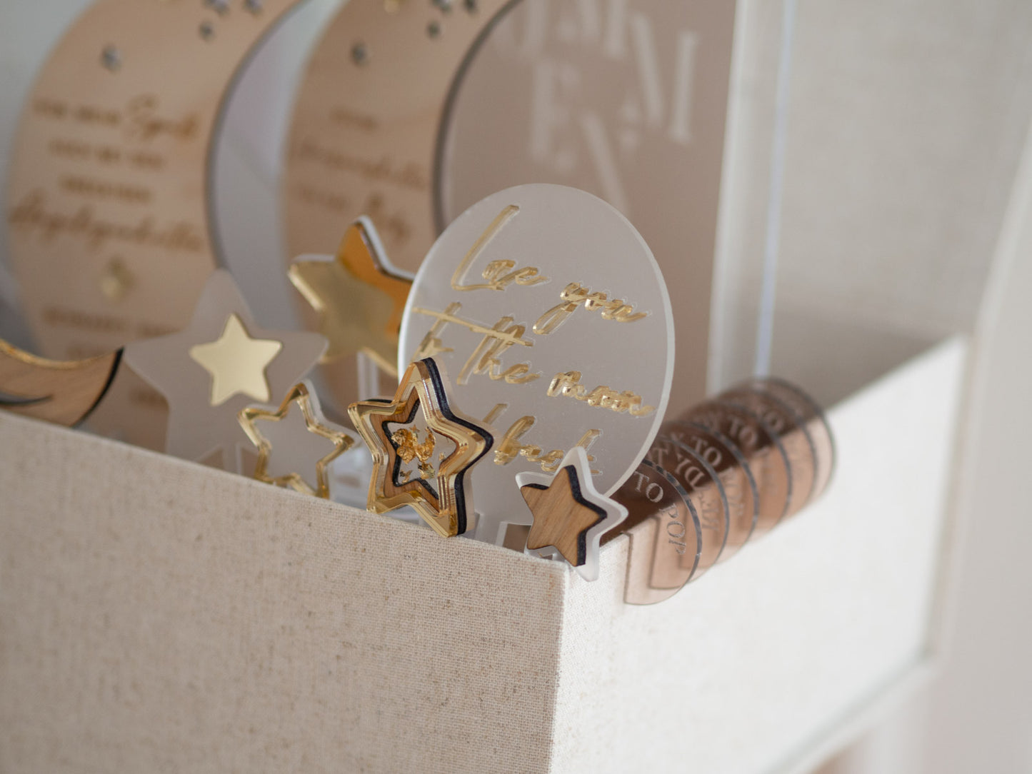 Nahaufnahme des Babyparty Sets zum Thema Over the Moon mit Caketoppern