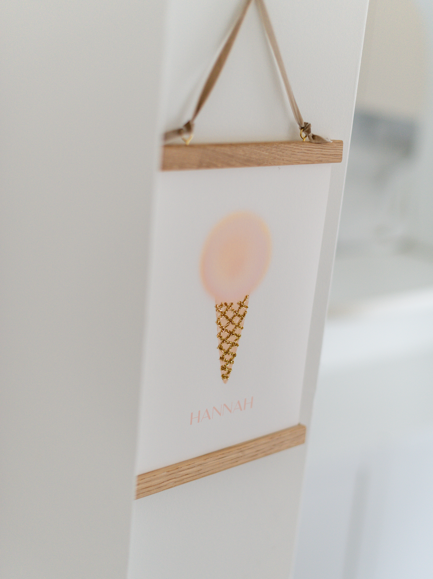 Poster mit Eis und Glitzer in Magnetrahmen mit beige-farbenem Samtband