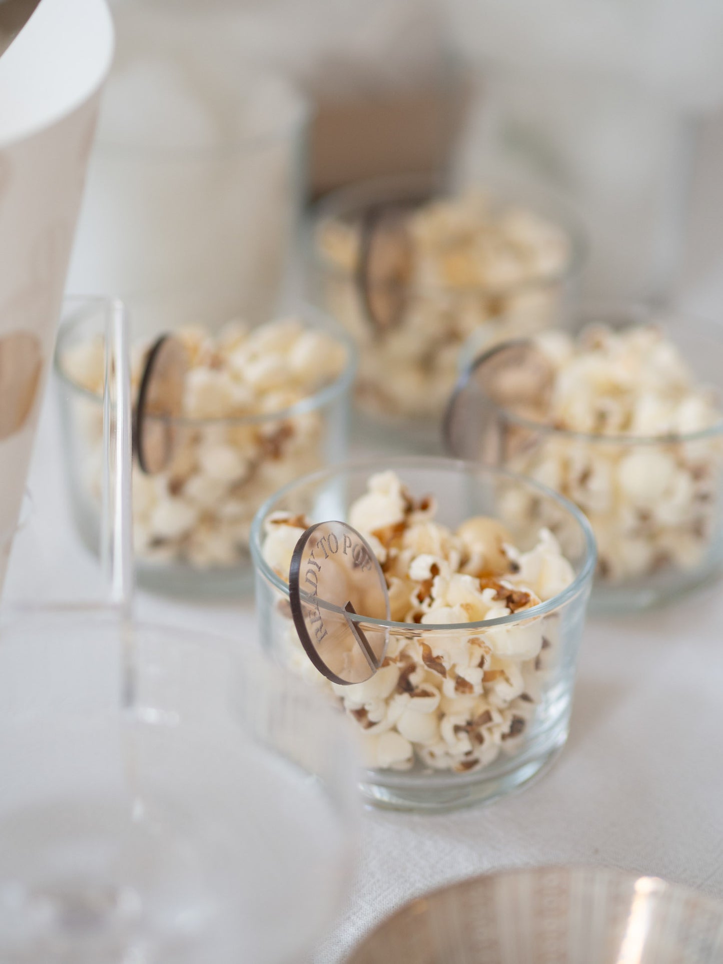 Babyparty Buffet Ideen Popcorn mit Glasanhänger Ready to pop