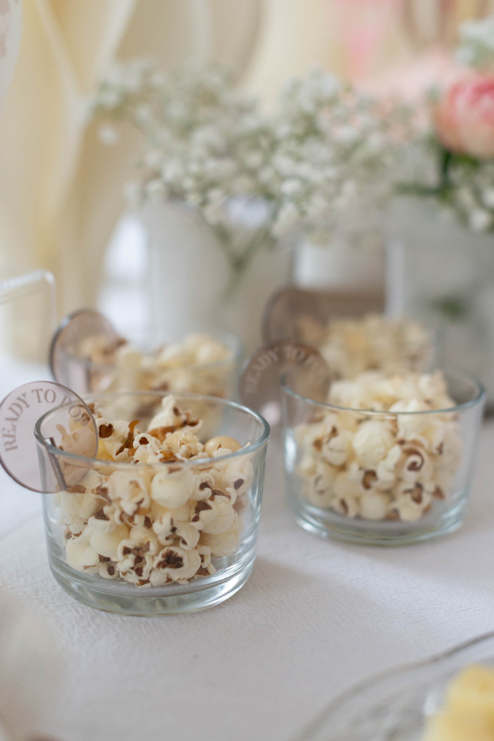 Babyparty Buffet Ideen Popcorn mit Glasanhänger Ready to pop