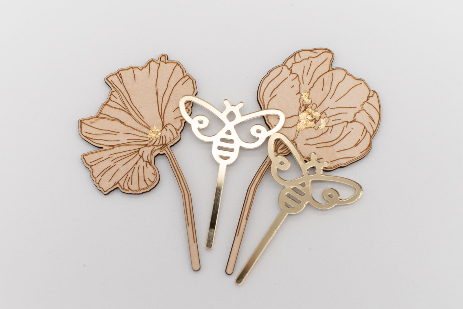 Set aus 4 Caketoppern, 2 Holzblumen mit Blattgoldverzierung und 2 goldene Bienen 