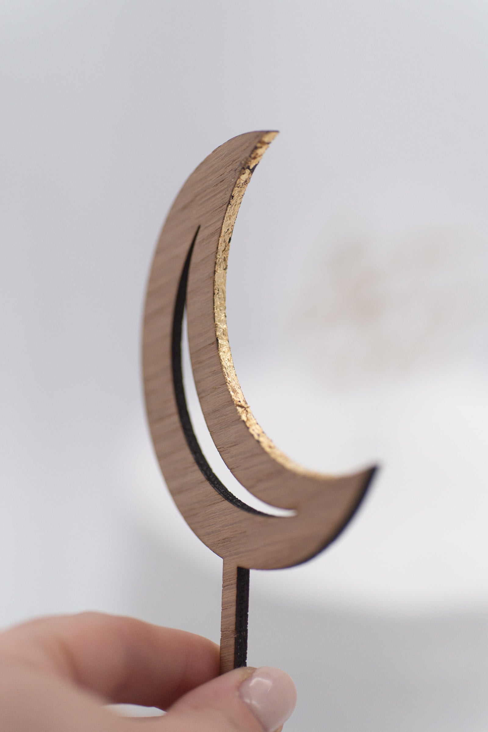 Caketopper Mond aus Holz mit Blattgoldkante 