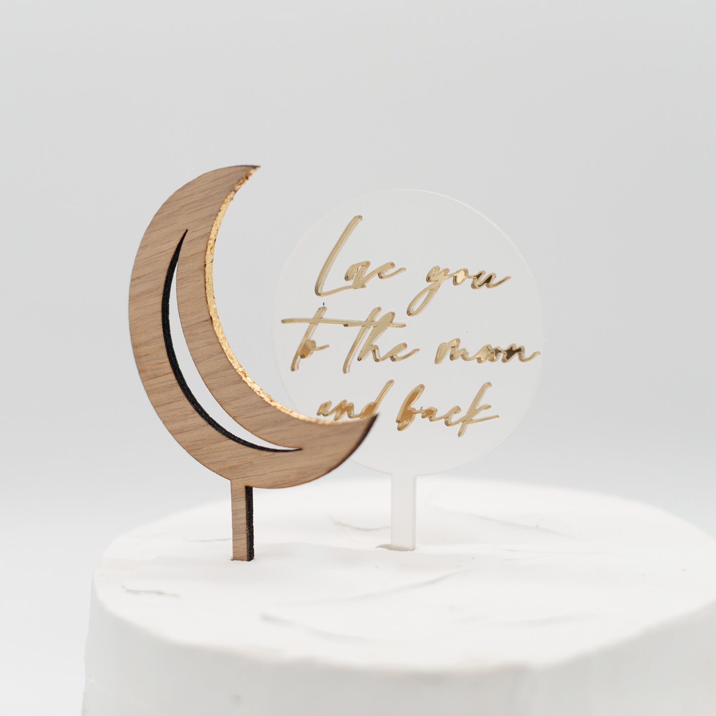 Kuchen mit 2 Caketoppern, ein Mond aus Holz mit Blattgoldkante und ein Caketopper mit goldenem Spruch over the moon