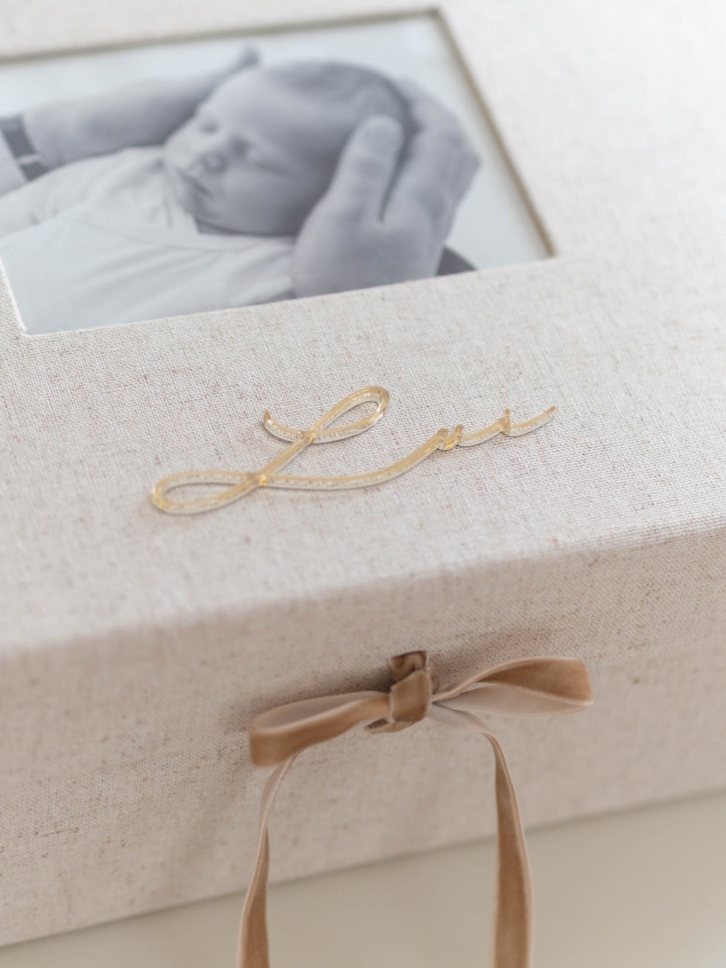 Personalisierung Lui als goldener Name auf Baby Erinnerungsbox aus Leinen