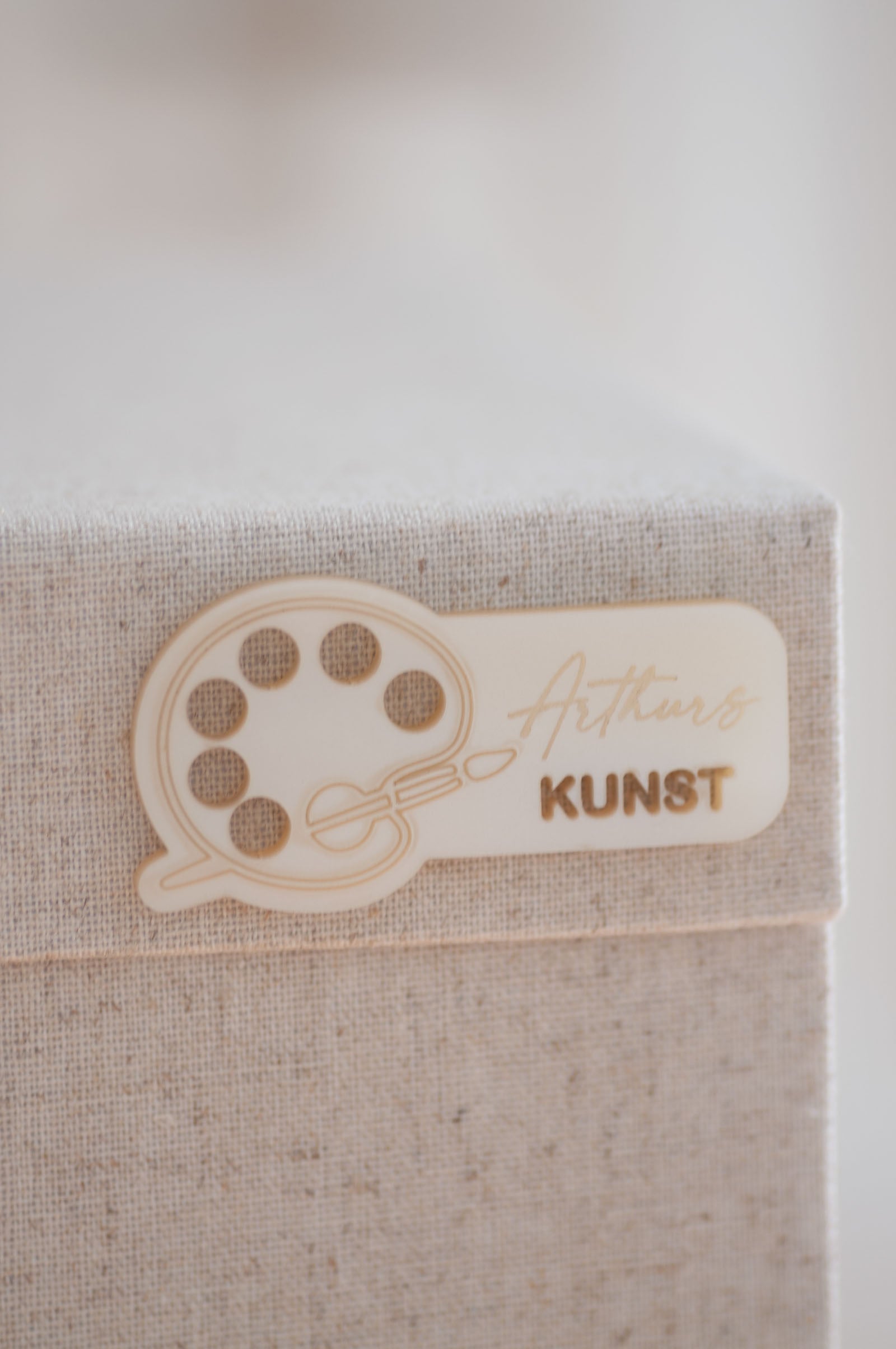 Personalisierung mit der Aufschrfit "Arthurs Kunst" auf Leinen Box