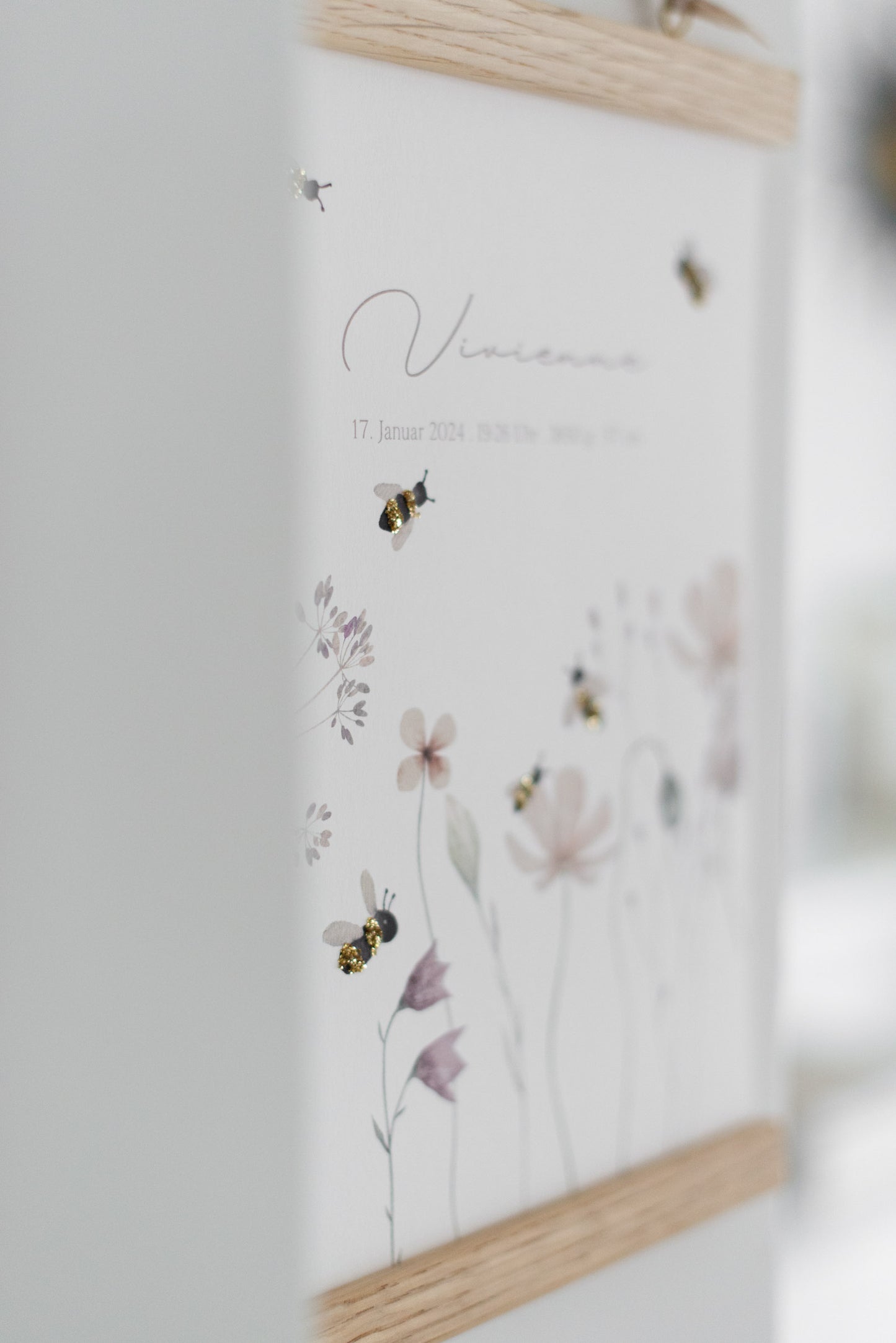 Detailaufnahme Bienen und Blumen von Geburtsposter an Wand