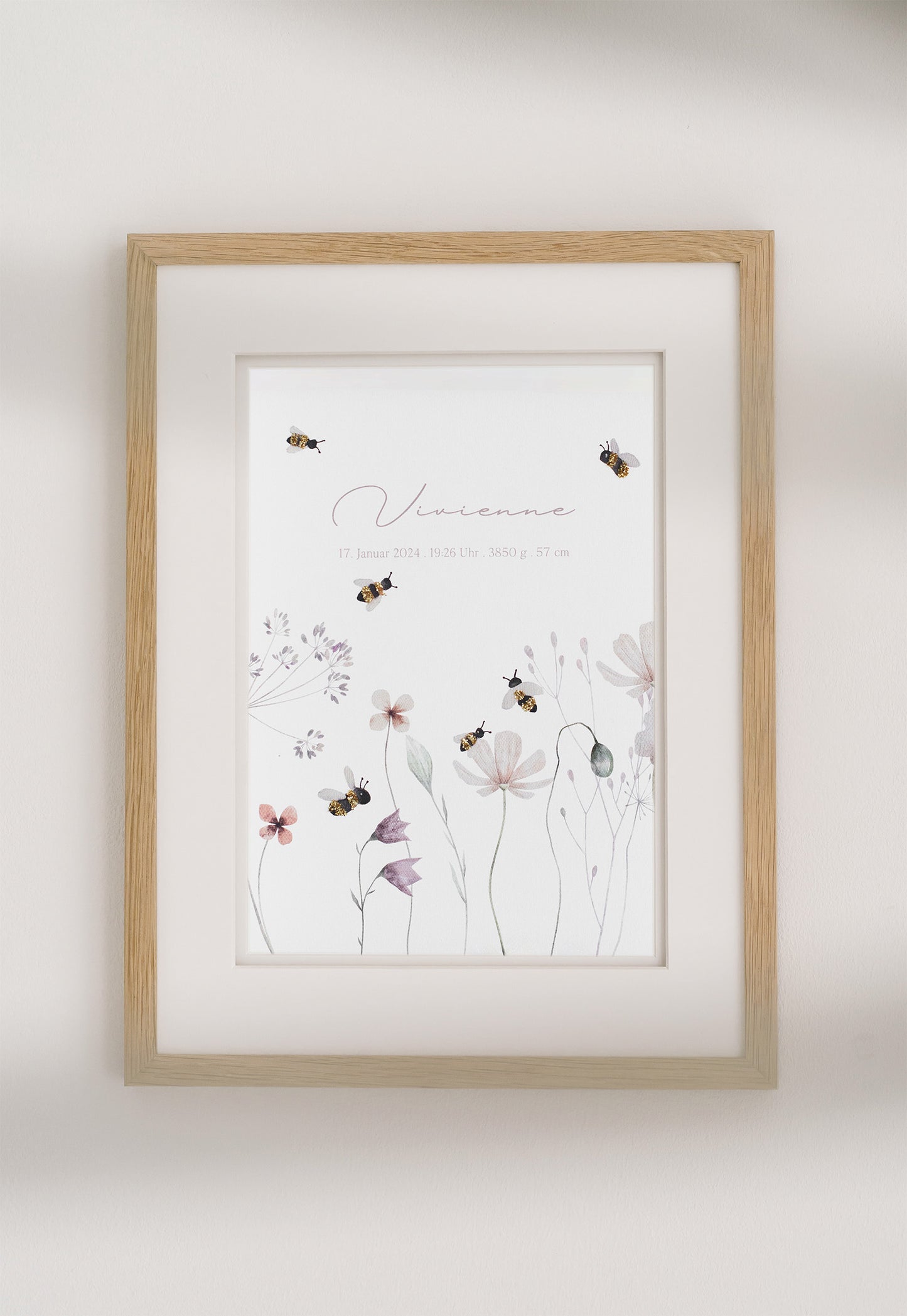 Geburtsposter mit Bienen und Blumen im Eiche Rahmen vor weißem Hintergrund hochkant