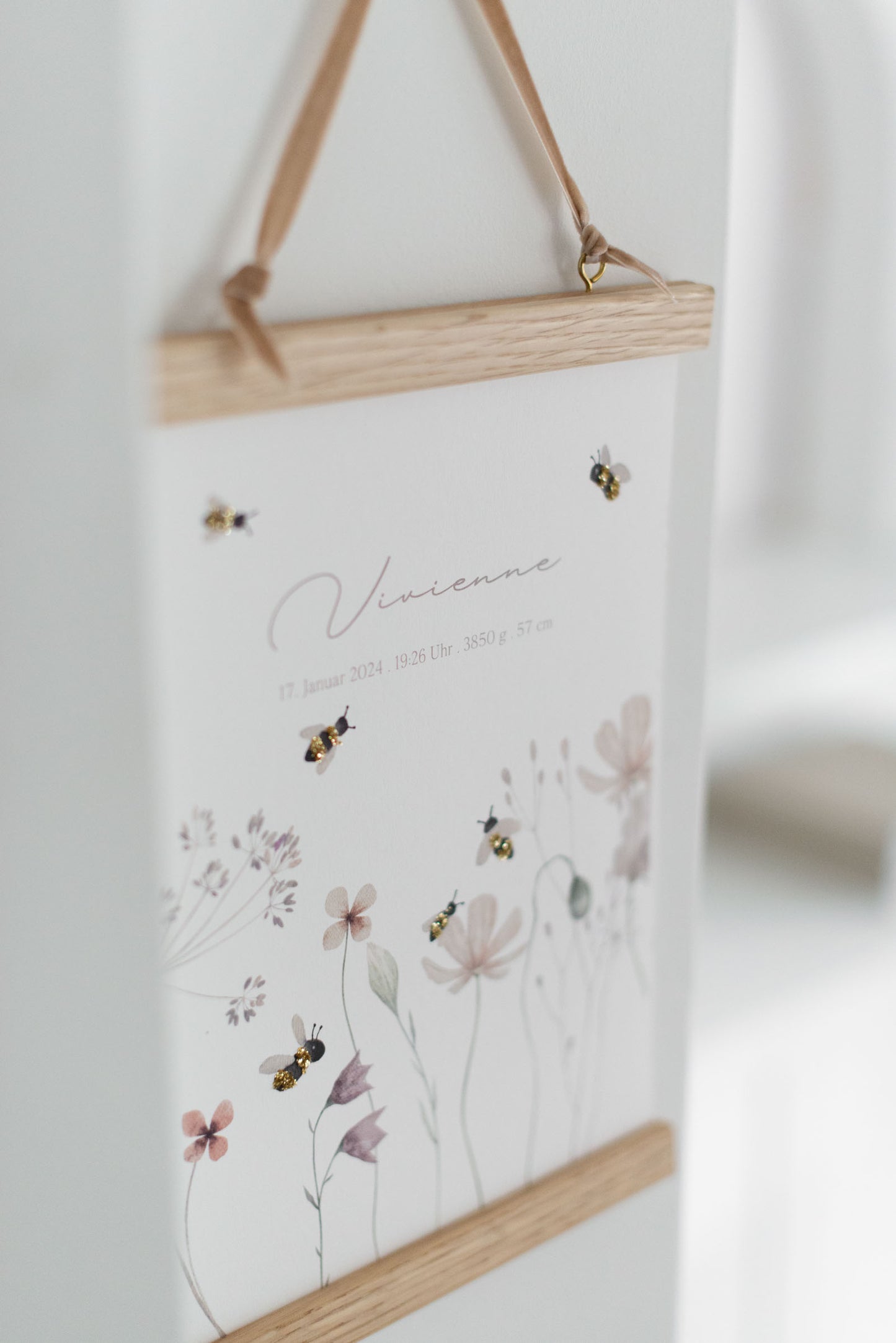 Geburtsposter mit Bienen und Blumen und dem Namen Vivienne