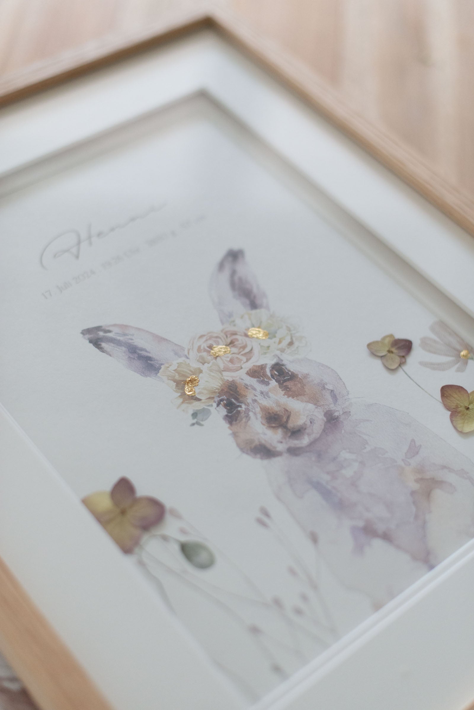 Detailaufnahme Hase als Aquarell Zeichnung mit Blumenkranz und Blattgold