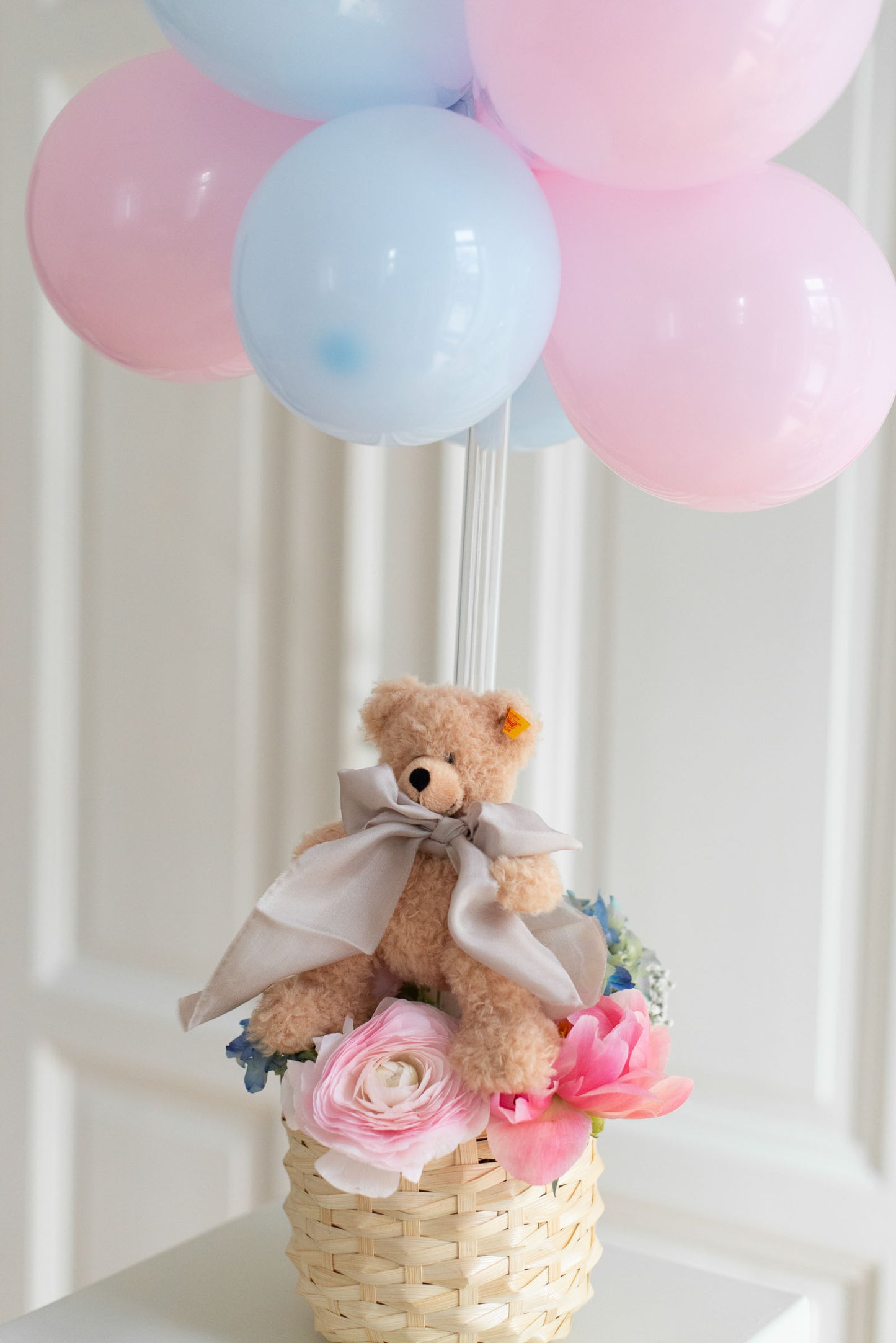 Centerpiece Teddybär mit Blumen und Luftballons als Heißluftballon