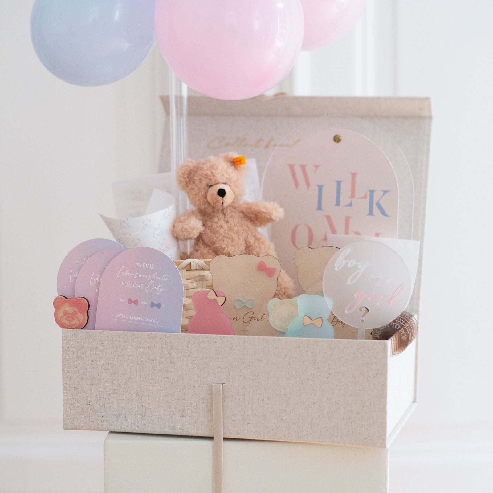 Zubehör für eine Gender Reveal Party mit Bärchen Motto in einer Leinen Box