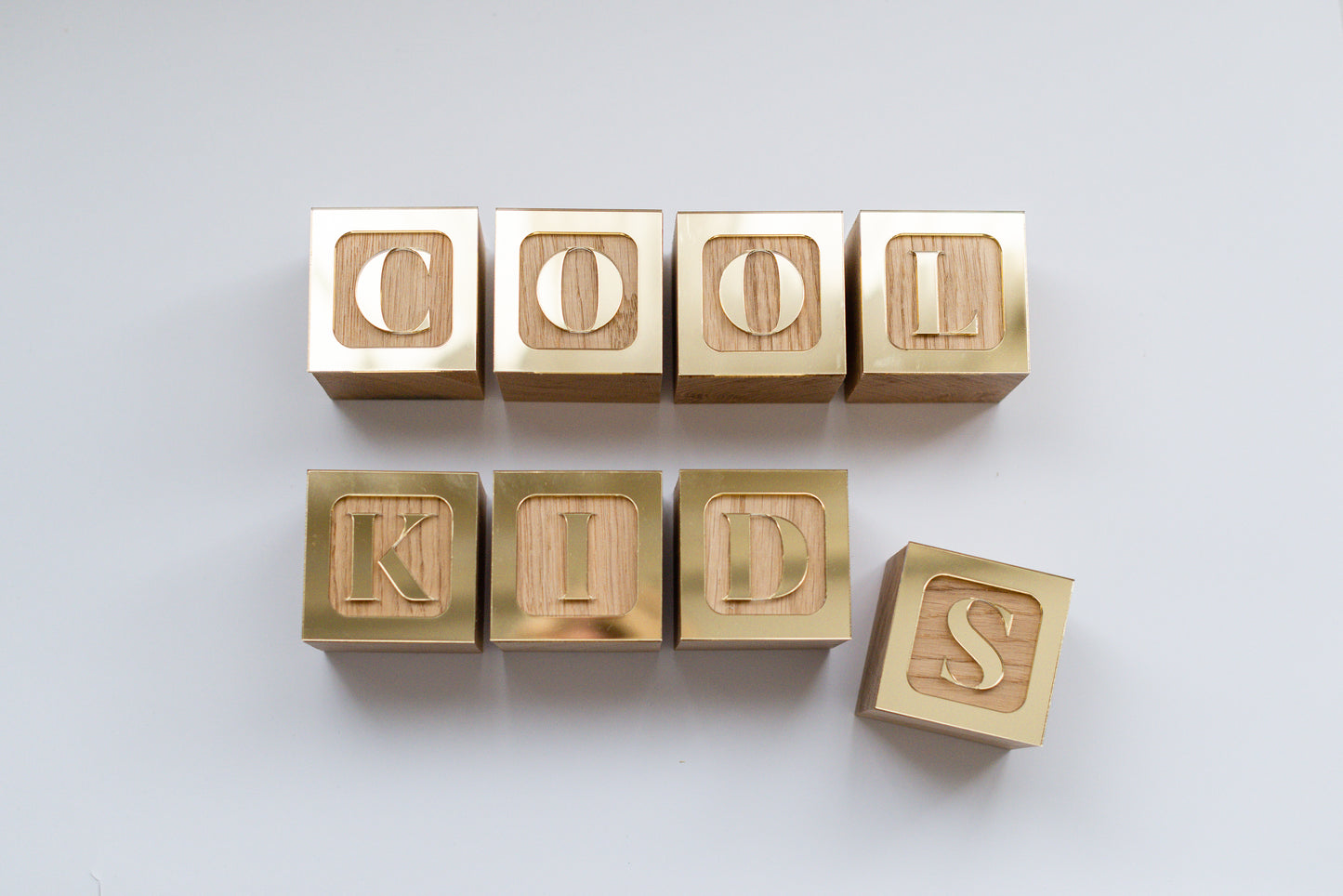 COOL KIDS gelegt aus goldenen Holzbuchstaben