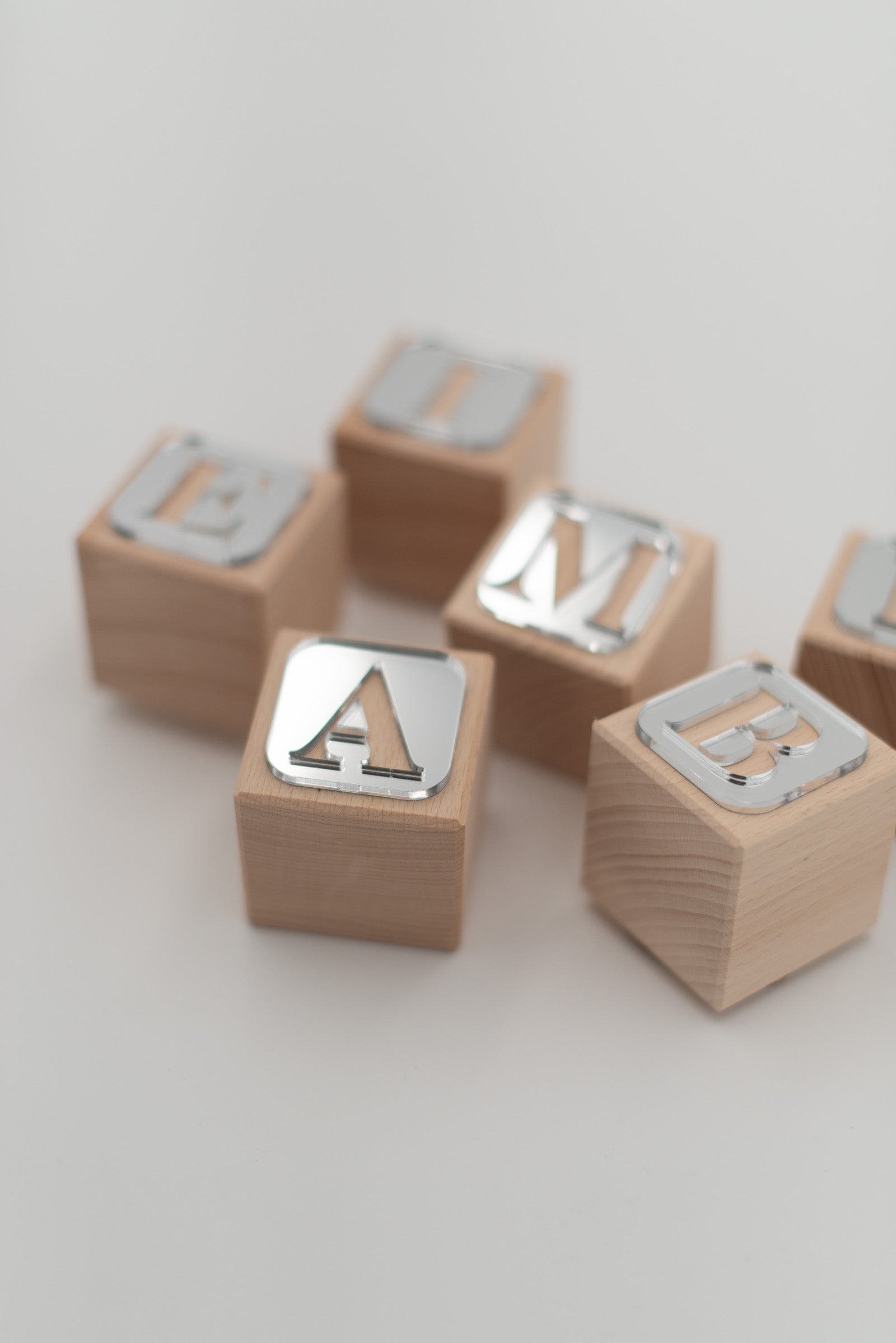 Deko Holzwürfel aus Buche mit silbernen Buchstaben als Nahaufnahme