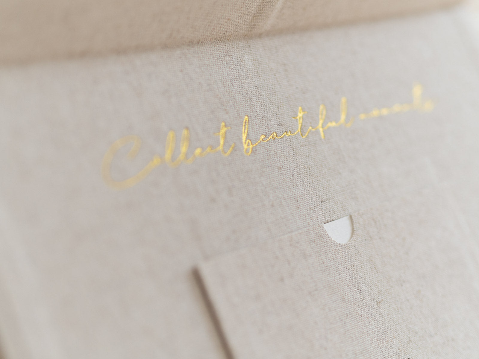 Aufschrift "Collect beautiful moments" in Gold auf Baby Erinnerungsbox aus Leinen