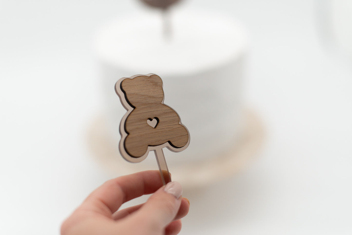 Detailaufnahme von einem Teddy Caketopper aus Acrylglas und Eiche